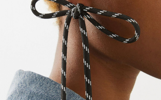 Balenciaga lo hizo de nuevo: vende aros hechos con cordones de zapatillas a 195 euros