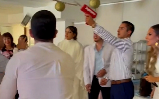 Llovieron dólares en el bautismo de un bebé y los invitados se tiraron de cabeza