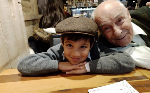 Un abuelo, su nieto y la historia detrás de la foto inocente de un almuerzo que conmovió las redes sociales