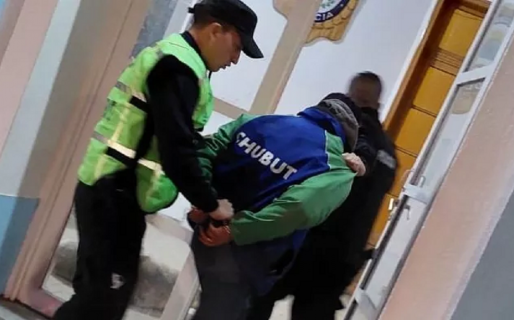 Estaba alcoholizado en el centro y atacó a la policía con un cuchillo de 20 centímetros