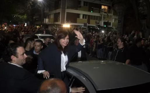 Tercer día de acampe afuera del departamento de Cristina