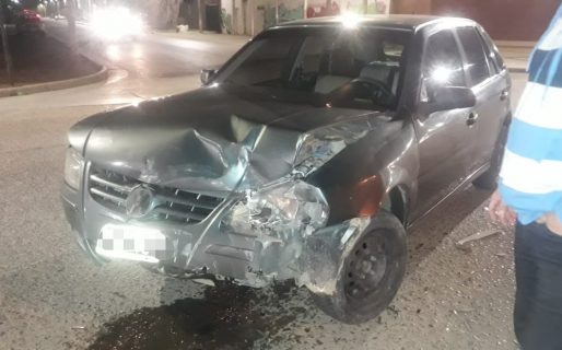 Un remis protagonizó un fuerte accidente en el barrio Juan XXIII