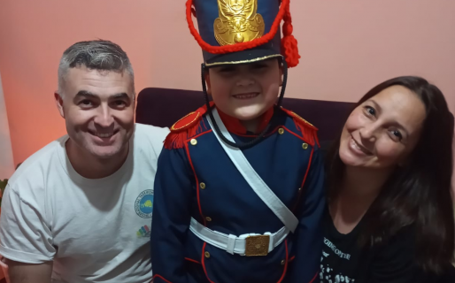 Emprender a los 40: Claudia confecciona trajes patrios para que los niños los vistan en los actos