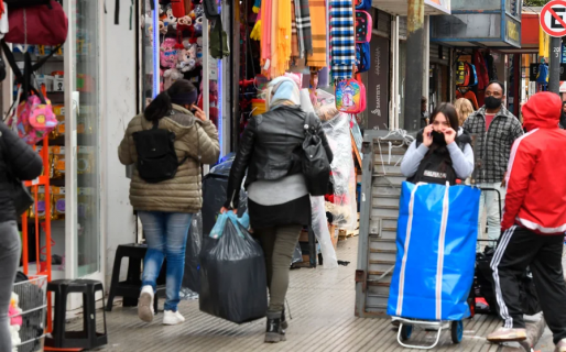 Las ventas minoristas cayeron 3,5% en julio en medio de la incertidumbre y las remarcaciones de precios