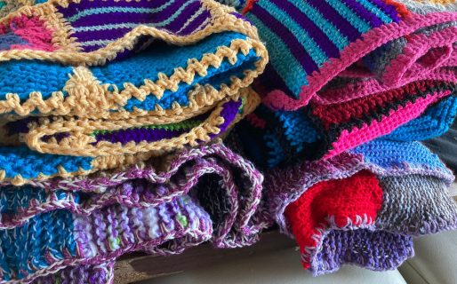 «Cuadraditos Solidarios» realizó una nueva entrega de mantas a casa solidaria ELIM