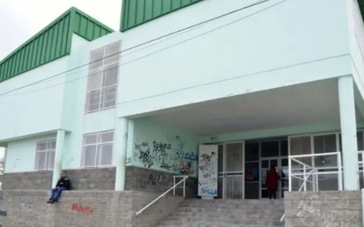 Detuvieron a dos menores de edad que estaban en el techo de una escuela