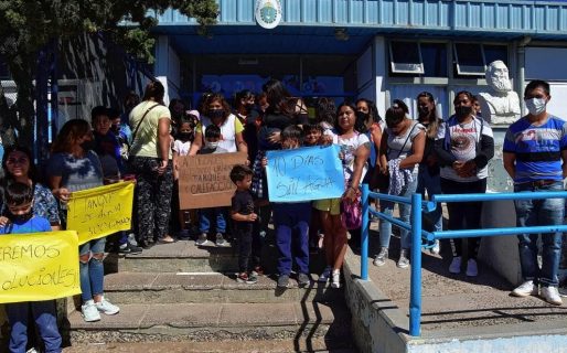 Abrazo simbólico en la escuela de Ciudadela por reclamo de refacciones
