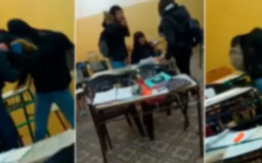 Le pegaron en la escuela por “linda, chetita y tener el pelo limpio”