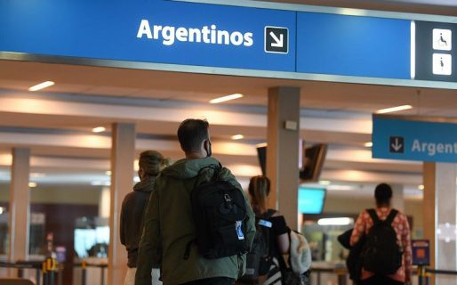 Pesimismo de jóvenes argentinos: 8 de cada 10 se irían a vivir al exterior