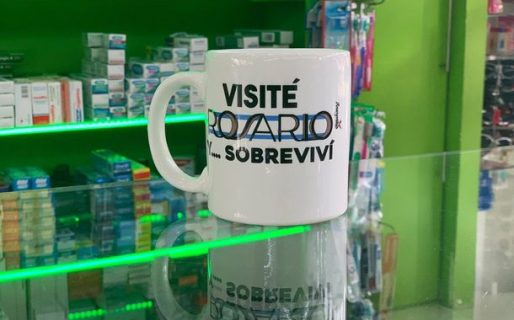 «Visité Rosario… y sobreviví»: la taza de recuerdo viral