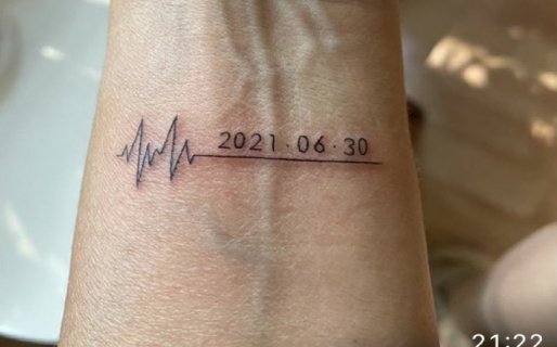 Una madre se tatuó la fecha en que su hijo le confesó que era homosexual