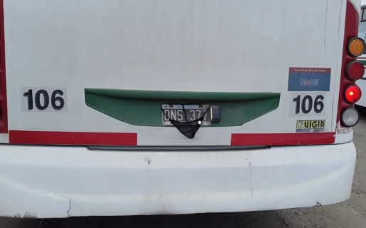 ¿Tan galán es el chofer?: la prenda que apareció sobre la patente de un colectivo