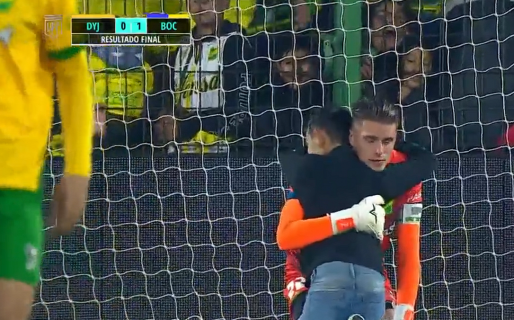 Un joven invadió la cancha para consolar al arquero de Defensa y Justicia tras la derrota contra Boca