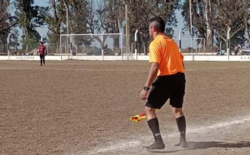 Un juez de línea le prestó sus botines a un chico y dirigió en medias