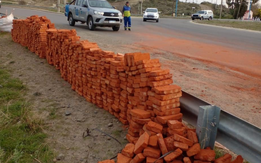 Un camión perdió 869 ladrillos en la rotonda que une Ciudadela y Palazzo