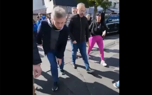 Macri casi se mata mientras dialogaba con algunos vecinos