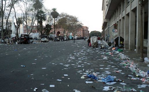 Un espanto: así quedó la Plaza de Mayo luego de movilizaciones y acampes