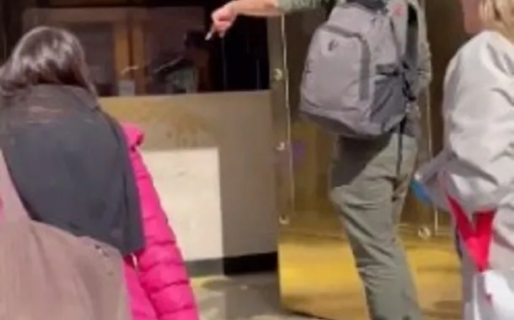 Manifestantes hicieron un ‘polentazo’ en el ministerio de Economía