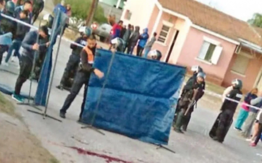 Un policía discutió con varios jóvenes, le apedrearon la casa y mató a uno de un disparo en la cabeza