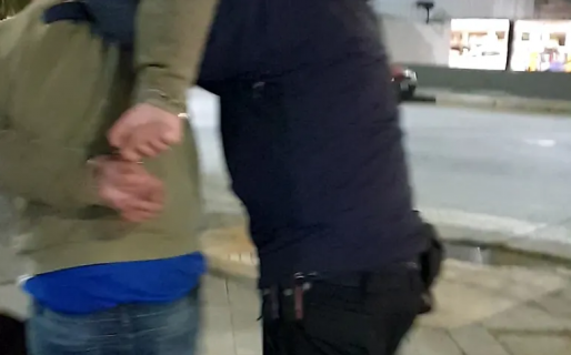 Detuvieron a una pareja por robar un celular de un comercio