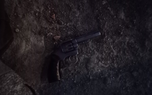 Tenía pedido de captura y lo detuvieron por acomodarse un arma entre sus prendas