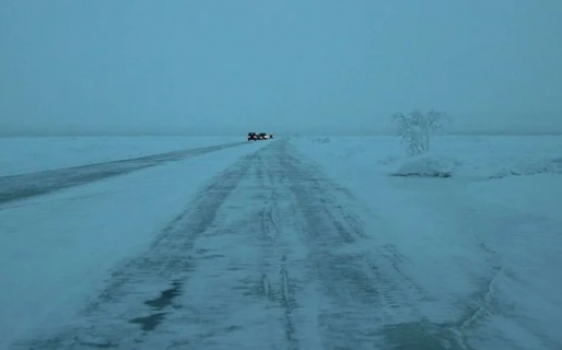 La ruta donde está prohibido usar cinturón de seguridad y circular a baja velocidad