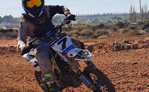 Santino Valdebenito en lo más alto del podio en el Campeonato de Motocross del Sur de la República