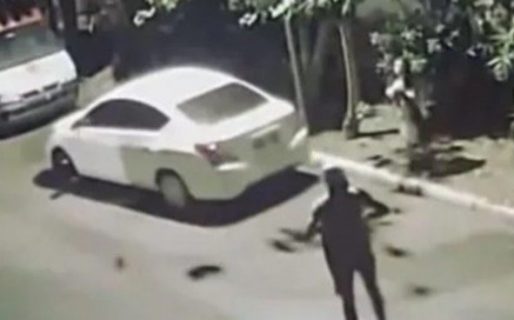 Tenían sexo en el auto, los asaltaron y los dejaron desnudos en la calle