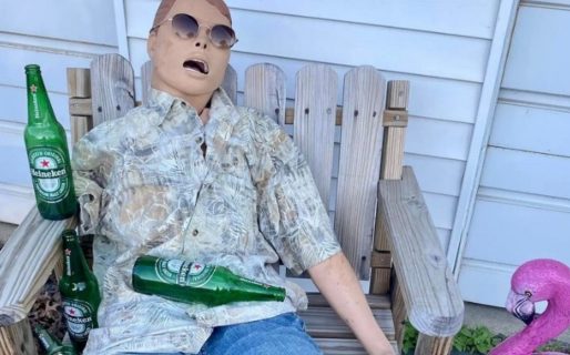 Puso en su jardín los peores maniquíes de la historia para vengarse de sus vecinos