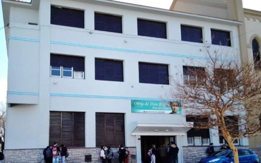 Explotaron un tacho de basura en la escuela para un reto de TikTok: alumna perdió el 96% de audición