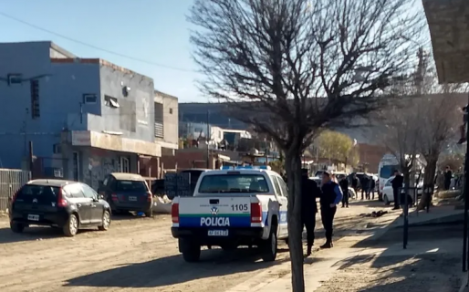 El delincuente que baleó a un policía había intentado incendiar un domicilio con una familia adentro