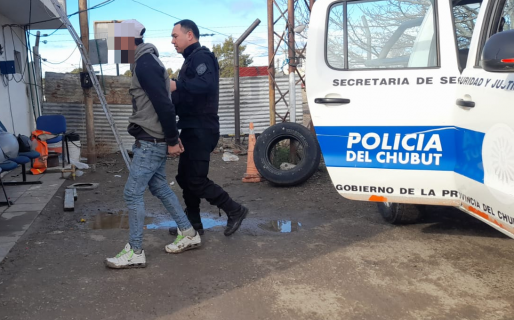 Un trelewense le robó dos baterías a un mendocino y un salteño vio todo y ayudó a atraparlo
