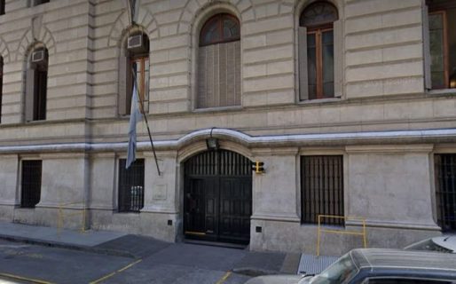 Un hombre apuñaló con un cuchillo de caza a un guardiacárcel a la salida de Tribunales