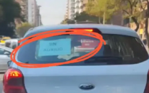 «Llegaste tarde»: los insólitos carteles que usan los automovilistas para evitar que les roben las ruedas