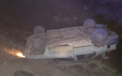 Volcó y dejó el auto abandonado