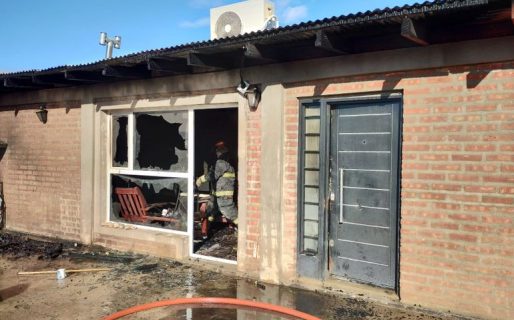 Una menor logró escapar por una ventana tras incendiarse su vivienda