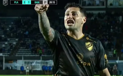 Completamente sacado: Mauro Zárate convirtió un gol y lo festejó insultando un plateísta