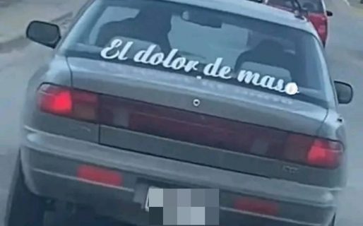 «El dolor de maso», el insólito escrito en la luneta de un auto de Comodoro