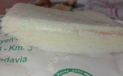 Compró sandwiches de miga en una reconocida panadería comodorense y se llevó una sorpresa