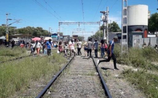 Un nene de dos años se escapó de su casa para jugar en las vías y murió atropellado por un tren
