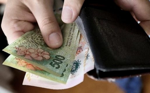 Según el INDEC, los salarios subieron un 5,5%, pero continúan debajo de la inflación