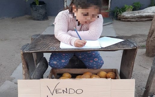 La historia detrás de la foto de una nena de 7 años que “vende” limones para comprarse ropa