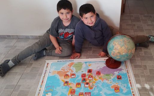 Sus alumnos nunca habían tenido figuritas y emprendió una colecta para que jueguen mientras aprenden