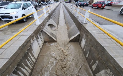 Así está el canal evacuador de la avenida Roca en plena alerta por fuertes lluvias