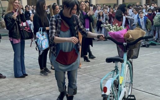 Le robaron su bicicleta y los alumnos usaron sus ahorros para comprarle una nueva