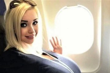 Escándalo en un avión: no entraba en el asiento por el tamaño de su busto y la mandaron a la cocina