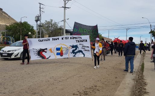 La Escuela 757 «Hipólito Yrigoyen» realizó un desfile de marionetas gigantes en Km.3