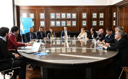 Cuatro funcionarios del Gobierno dedicaron dos horas para intentar resolver la falta de figuritas del Mundial