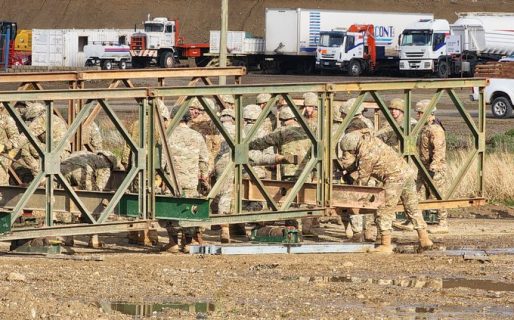 El Ejército instaló un puente en el ingreso al barrio Los Arenales