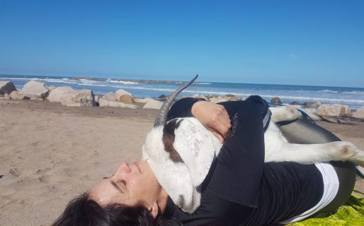 La historia de Lupita, la cabra que se convirtió en la mejor compañera de una veterinaria